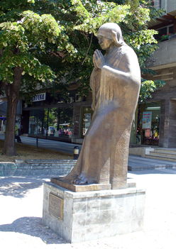 Teréz anya bronzszobra az emlékház mellett