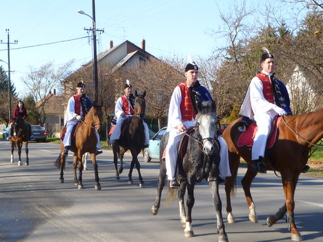 Halászi, Szent Márton napi búcsú, a "Csingis lovak felvonulása", 2010. november 14.-én (4)
