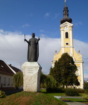 Mosonmagyaróvár, Szent István szobor és a Nepumoki Szent János templom, 2011. október 09.-én