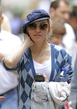 20111003-pictures-madonna-out-about-new-york-01