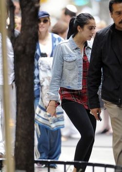 20111003-pictures-madonna-out-about-new-york-11