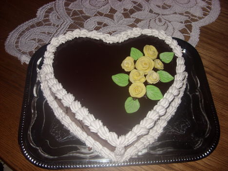 Csoki-Szív torta marcipán rózsákkal