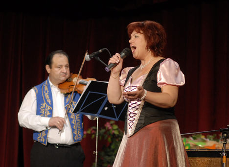 _Az  Újpesti őszi Nótaesten 2011.okt.14-én éppen  kedves meghívott énekesünk, Gyöngyösi Kiss Anna énekel. Fotó: Horváth Dávid