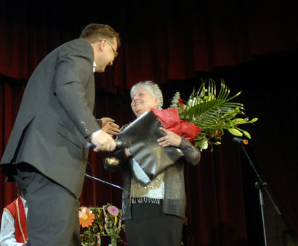 _Az elismerés virágait adta át a polgármester úr, az  Ady E.Műv.Központ színháztermében.2011.okt.14-én.