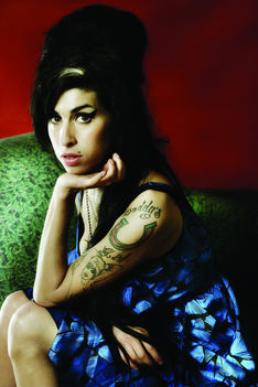 Amy-amy-winehouse-1617468-683-1024