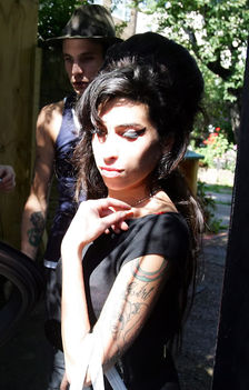 Amy-Winehouse-amy-winehouse-25519323-500-785