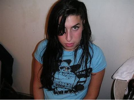 Amy-Winehouse-amy-winehouse-25520461-494-369