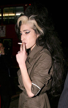 Amy-Winehouse-smoking