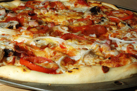 Bacon-ös pepperónis pizza
