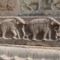 Faragott elefántok egy templom oldalán