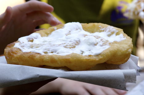 Tejfölös lángos