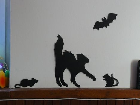 Halloween ötletek - falon ijedt macska egérrel