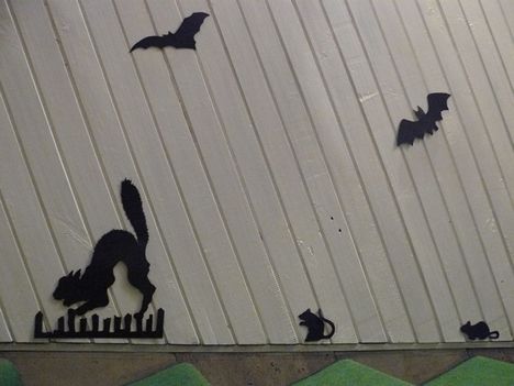 Halloween ötletek - lépcsőfeljáraton macska egérrel, denevérrel