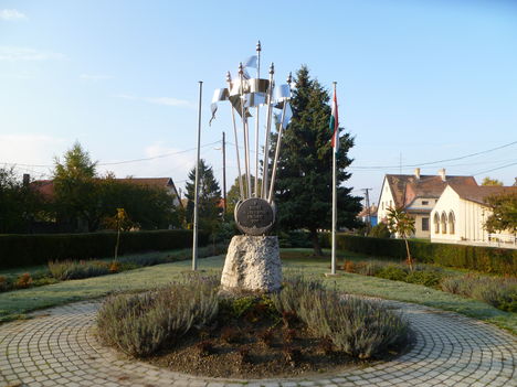 Hédervár, a Magyar államalapítás emlékére 2000-ben állított emlékmű, 2011. október 22.-én