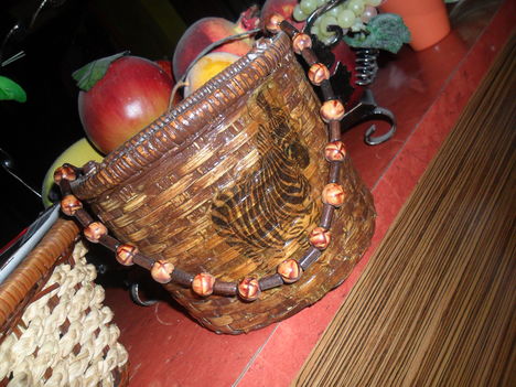Kis rattan tartóka