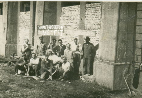 Kisbodak, a Magasépítő Vállalatnál dolgozó brigád az 1960-as években Mosonmagyaróváron