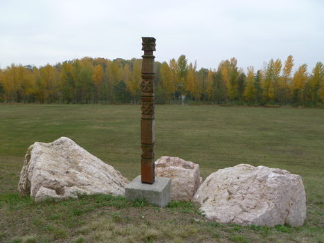 Dunakiliti, Kopjafa az 1954-es árvíz emlékére, a gátszakadás helyén, a tározótöltés koronáján, 2011. október 28