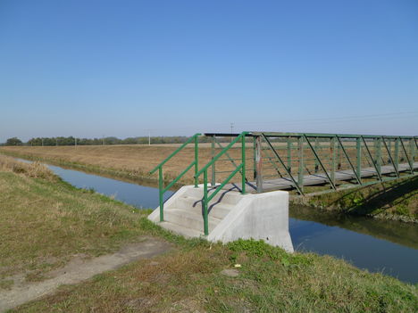 Mosonmagyaróvár, Lajta Bal parti csatorna a gyalogos hídnál, 2011. október 18.-án