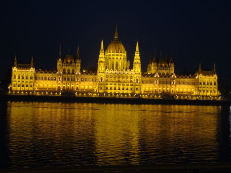 Budapest  -  A Parlament  esti fényárban 