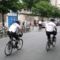  Két rendőr biciklizik.