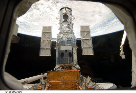 A Hubble az Atlantis-hoz dokkolva