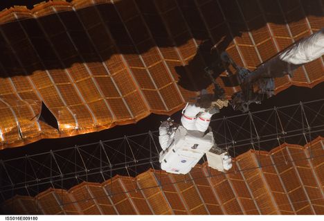 Az ISS kinyitáskor megsérült napelemtáblájának sürgősségi javítása