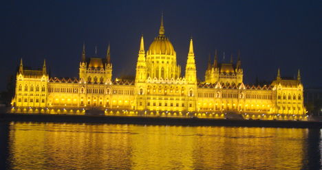 A Parlament éjjeli ragyogásban