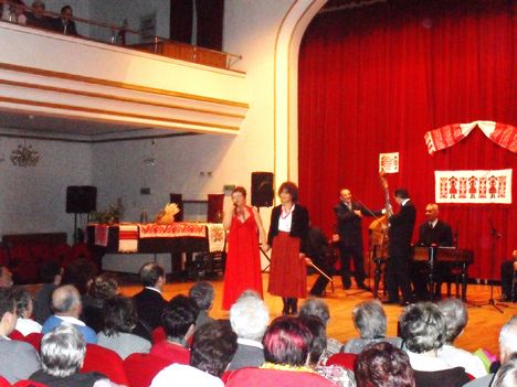 Kali Margit-Bordás Cecília és az Unicum Gipsy Band a nagyváradi Állami Filharmónia színpadán