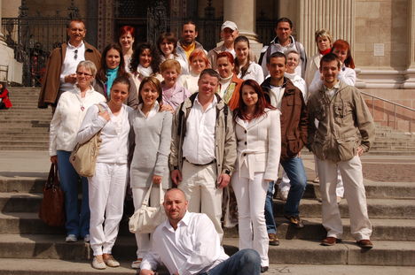Lelkes csapat a Bazilika lépcsőn