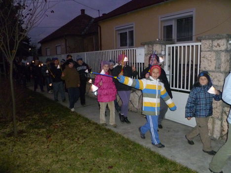 Máriakálnok, Az iskolások Márton-napi lampionos felvonulása, 2011. november 11.-én