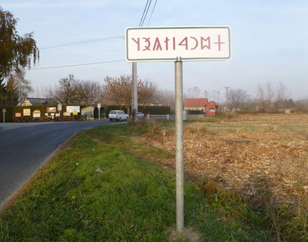 Dunasziget, Ősi székely-magyar rovásírás a település nevét jelző táblán, 2011. november 14.-én