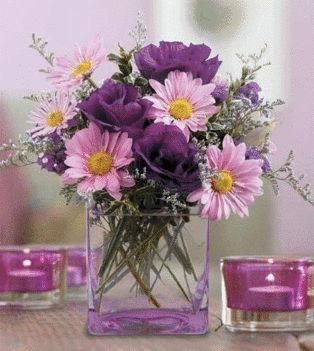 gerbera és lila virág üveg pohárban