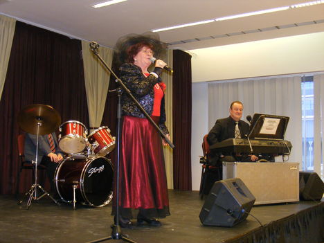 2011-Radnai Éva énekel ...