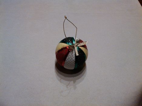 Karácsonyi  gömb patchwork technikával