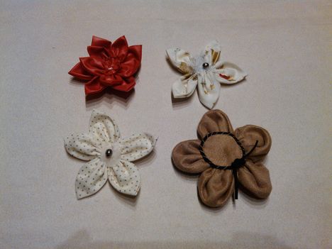 Textil virág kitűző