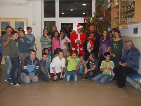 Mikulás a Széchenyi Iskola báljában 2011. Gönyű 13
