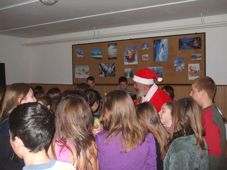 Mikulás a Széchenyi Iskola báljában 2011. Gönyű 24