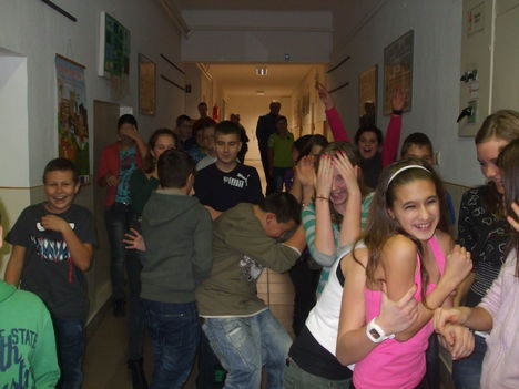 Mikulás a Széchenyi Iskola báljában 2011. Gönyű 31