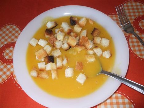 Mai ebéd: sütőtök püré leves,és hurka krumplival,sült káposztával