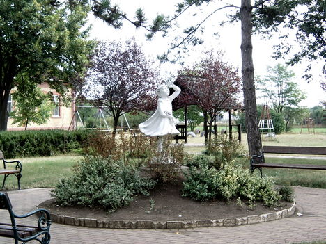 Park szoborral, játszótérrel