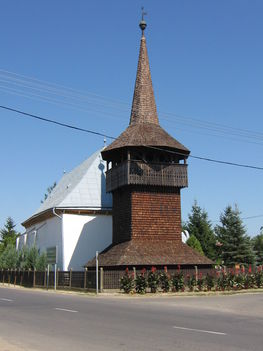 Református templom és fa harangláb