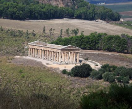 Segesta: a templom a színházhoz vezető útról