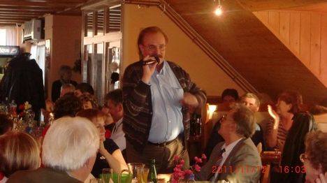 Nótás találkozó 2011 november-Bokor János énekel