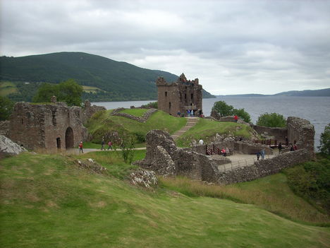 Urquhart romjai, háttérben Loch Ness