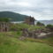 Urquhart romjai, háttérben Loch Ness