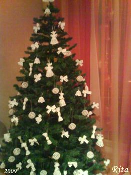 2009 karácsonyfa  ( horgolt díszekkel )