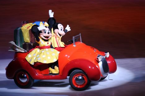 Minnie és Mickey piros autója