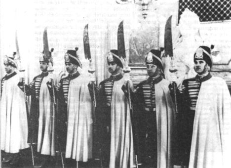 A Koronaőrök öltözete alig változott az évszázadok során