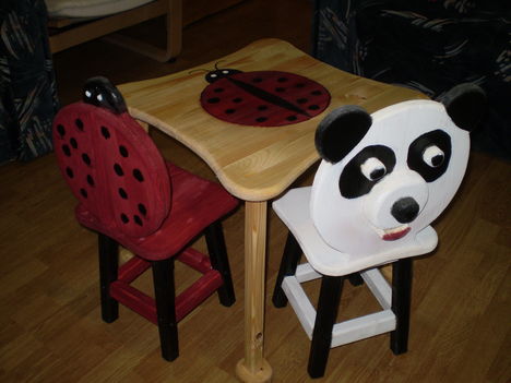 állatfigurás székecske +asztal