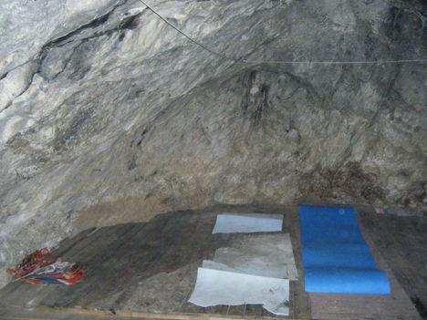 alvóhely a barlangba